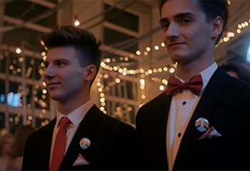 En Pologne, des adolescents organisent un bal de promo très queer