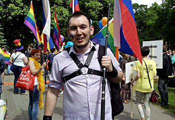 Ouvertement gay, papa en coparentalité et fétichiste, voici Bulat Barantaev, candidat à la mairie de Novossibirsk