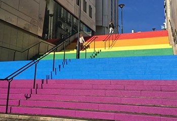 Nantes : les marches arc-en-ciel de nouveau vandalisées