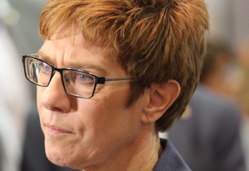 Allemagne : la présidente de la CDU critiquée après une « blague » sur le 3e genre