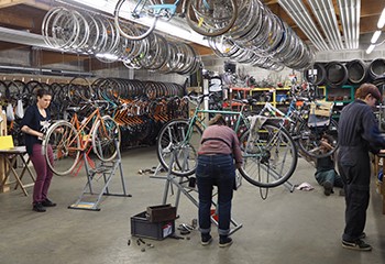 À Nantes, découvrez un atelier non mixte d'auto-réparation de vélos