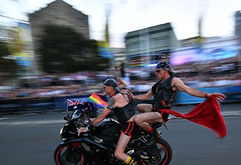 Sydney flamboie pour le Mardi Gras homosexuel