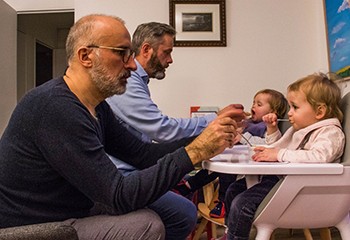 Philippe et David-Jean, Grégory et Rémy : comment les couples gays redéfinissent le partage des tâches ménagères et parentales