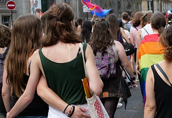 Agression lesbophobe à Lyon : un symptôme des reports de la PMA pour toutes ?