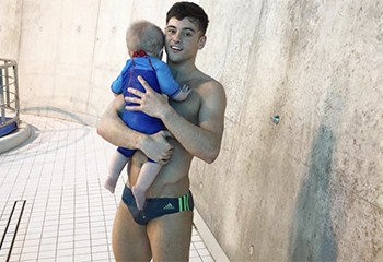 Le bébé de Tom Daley et Dustin Lance Black fait ses premiers pas… dans l’eau