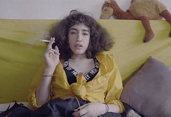 Entre déambulation et réappropriation de l’espace urbain, voici le premier clip très queer d’Esther