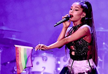 Ariana Grande attaque sans se mouiller l’homophobie du patron de Coachella