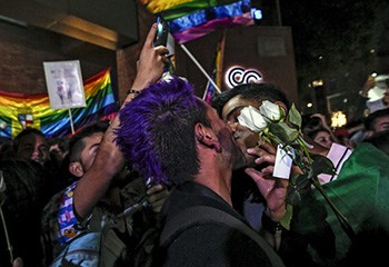 Colombie : des centaines de personnes s’embrassent contre l’homophobie