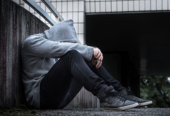 Nantes : un collégien homosexuel se défenestre pour échapper à son père