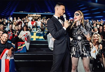 Le présentateur gay de l’Eurovision reverse son salaire à une association LGBT