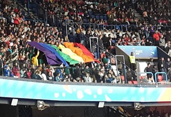 Mondial 2019 : un drapeau arc-en-ciel déployé pendant le match d'ouverture pour "promouvoir la visibilité des lesbiennes"
