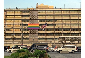 Trump refuse le drapeau LGBT sur ses ambassades... qui se rebellent