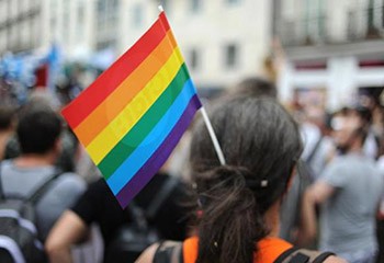 Strasbourg: Trois hommes interpellés pour avoir proféré des insultes homophobes et brûlé un drapeau arc-en-ciel