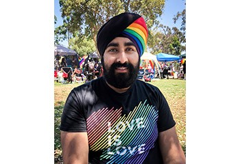 Aux couleurs du drapeau LGBT, son turban met tout le monde d'accord