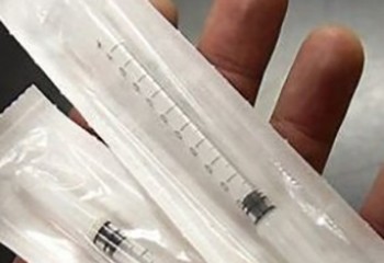 Drogues Act Up dénonce un accès aux seringues stériles aléatoire et limité à Paris