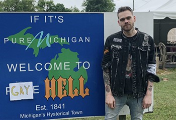 Il rachète une ville du Michigan et l’appelle « Gay Hell » pour protester contre Trump