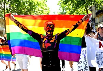 La gay pride défile à Paris pour l'ouverture de la PMA à toutes les femmes