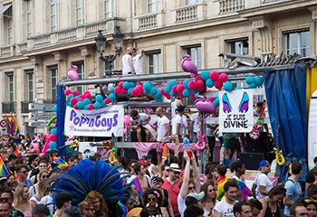 Paris : 500 000 personnes attendues à la marche des fiertés LGBT
