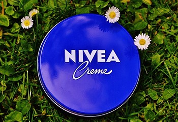 « On ne fait pas les gays » : une agence de pub met fin à sa collaboration avec Nivea