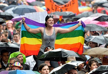 Gay Pride : mais d’où vient le drapeau arc-en-ciel ?