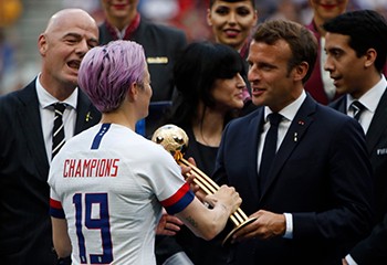 Sanctions contre l'homophobie dans le sport : faut-il prendre l'engagement d'Emmanuel Macron au mot ?