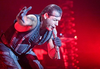 Rammstein affiche son soutien à la communauté LGBTI+ lors d'un concert en Pologne