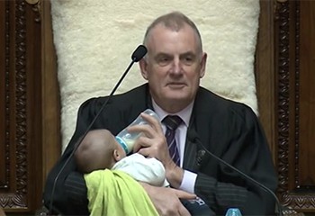 Le président du Parlement néo-zélandais donne le biberon au bébé d’un couple gay en pleine séance