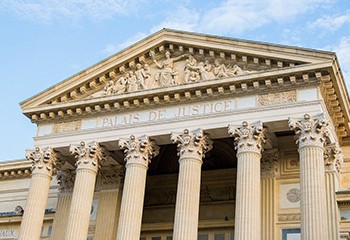 Pour la justice, les étudiants qui ont saccagé le stand LGBT à La Roche-sur-Yon ne sont pas coupables d’homophobie