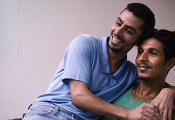 Dans « Tu mérites un amour » : Djanis Bouzyani est le « meilleur ami gay » de la comédienne et réalisatrice Hafsia Herzi
