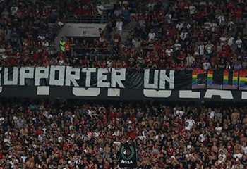 Homophobie dans les stades de foot : on vous résume la polémique autour des interruptions de matchs