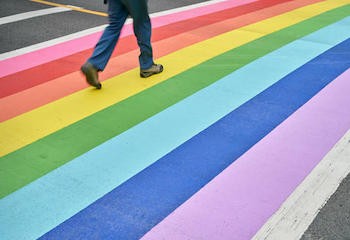 Discriminations LGBT : le Défenseur DesDroits appelle aux efforts