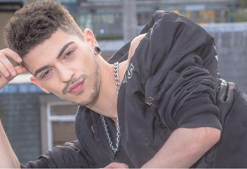 Alex Roman kiffe les q***** les plus monstrueusement grosses !