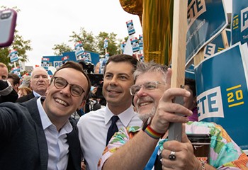 Malaise entre le candidat gay et les médias lgbtq