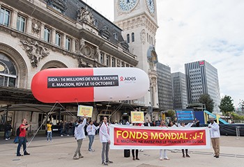 Fonds mondial : Aides manifeste Gare de Lyon pour qu'Emmanuel Macron « ne rate pas le train de la fin du sida »