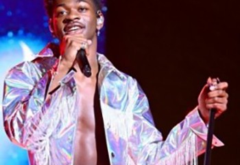 Le rappeur Lil Nas X révèle qu'il avait l'habitude de prier pour devenir hétéro lorsqu'il était ado