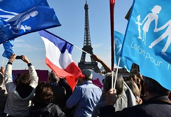 Les anti-PMA manifestent à Paris pour demander le retrait du texte