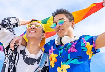 Une étude américaine révèle que les jeunes LGBT+ rejettent les étiquettes « gay » ou « lesbienne » pour d’autres genres.