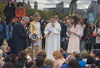 Un couple de femmes se marie lors d’une manifestation d'Extinction Rebellion à Londres !