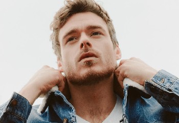 Des photos de Richard Madden en premier super-héros gay de Marvel ont fuité