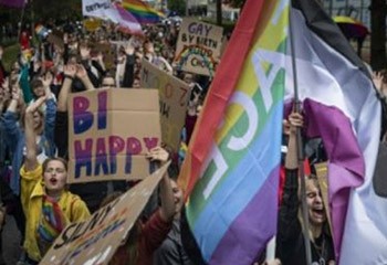 En Pologne, la communauté LGBT sous le feu de la droite avant les élections