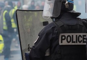Un policier sympathisant gilets jaunes jugé après des injures homophobes contre ses collègues