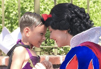 Ce petit garçon adore être une princesse Disney