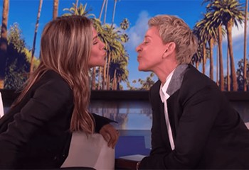 Ellen Degeneres et Jennifer Aniston échangent un baiser à la télévision