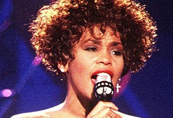 La meilleure amie de Whitney Houston révèle qu’elles ont eu une relation amoureuse