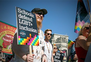 Royaume Uni : un programme d’inclusion LGBT+ bientôt dispensé dans les écoles primaires