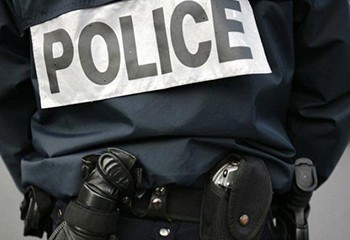 Un couple gay tombe dans un piège et se fait rouer de coups de barre de fer