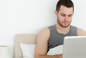 Les hommes gays sont-ils addicts au porno ?