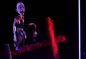 « Hen », le cabaret de marionnettes qui repousse les frontières du genre