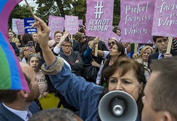 «Qu'est-ce qu'une femme?», la question qui oppose activistes trans et féministes radicales