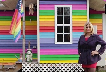 New-York : Une femme victime de harcèlement transphobe décide de peindre sa maison aux couleurs de l’arc-en-ciel